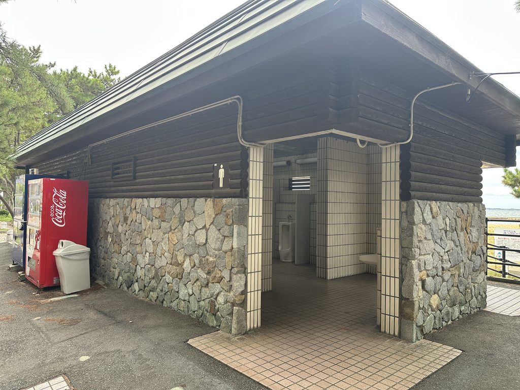 室見川の駐車場横にある駐車場と自動販売機