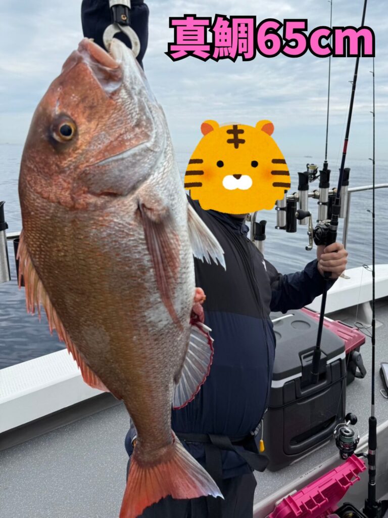 風仁丸でビギナーが大鯛を釣り上げた姿