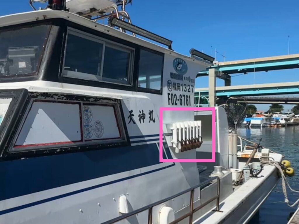 遊漁船・天神丸のロッドホルダー
