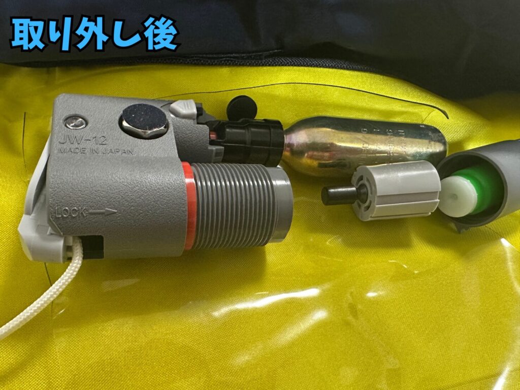 スプールとスプールキャップを取り外し並べた写真