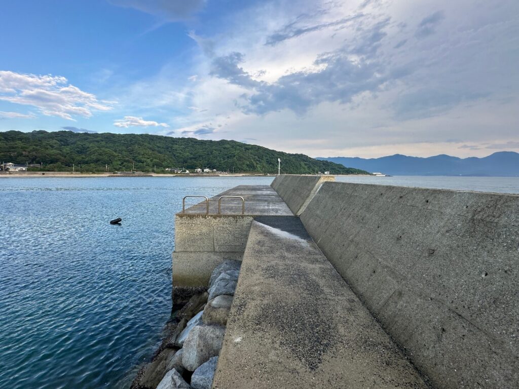 福の浦漁港の先端に向かっている写真