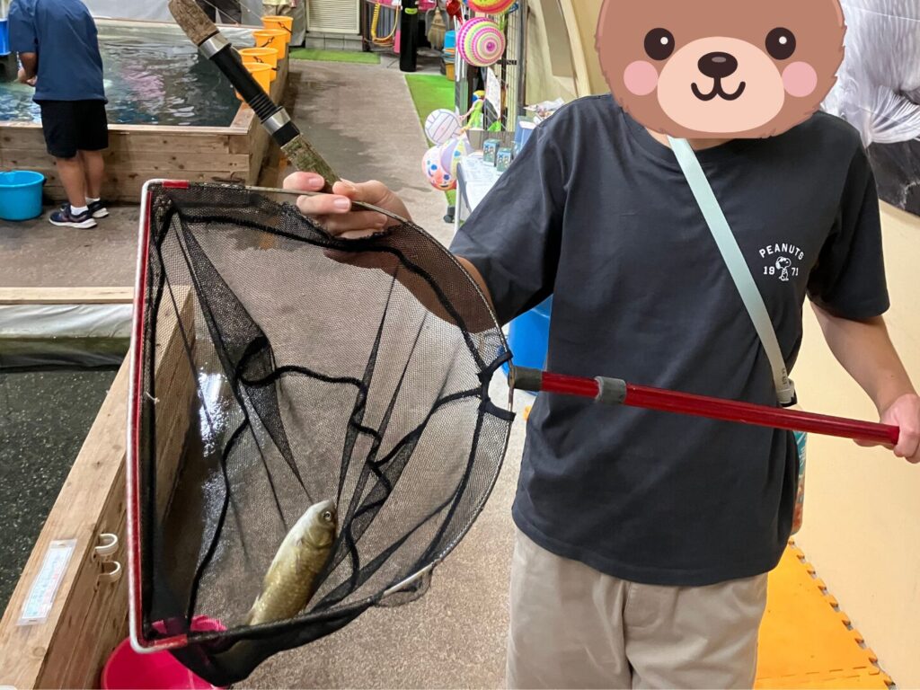 長男が錦鯉を釣り上げた様子