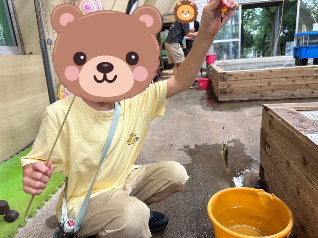 次男が小魚を釣り上げた様子
