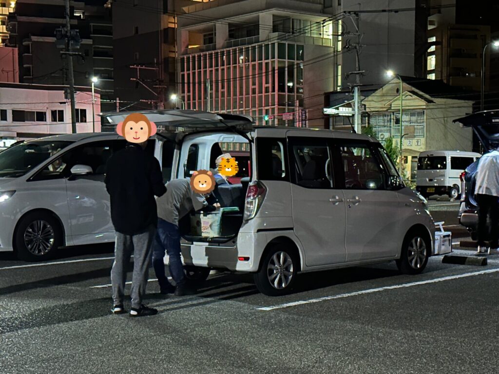 かもめ広場の市営駐車場で受付をしている様子