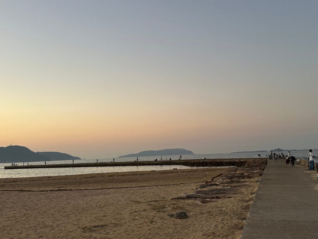 室見川の堤防で等間隔で多くの釣人がいる様子。