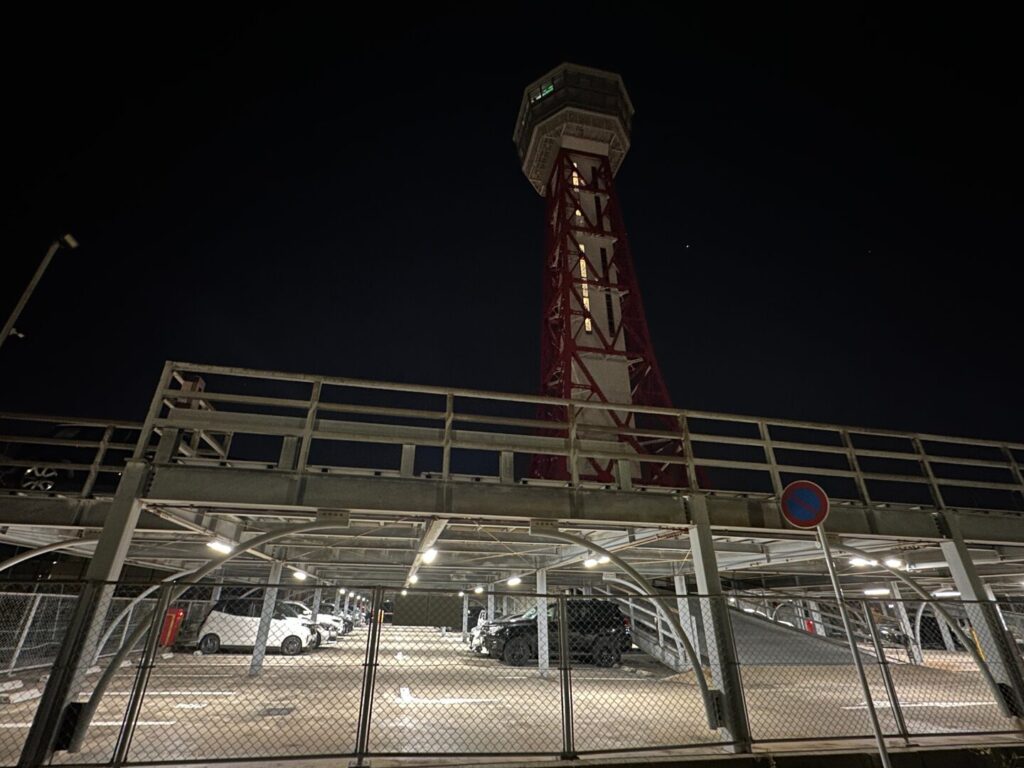 消灯している博多湾ポートタワー