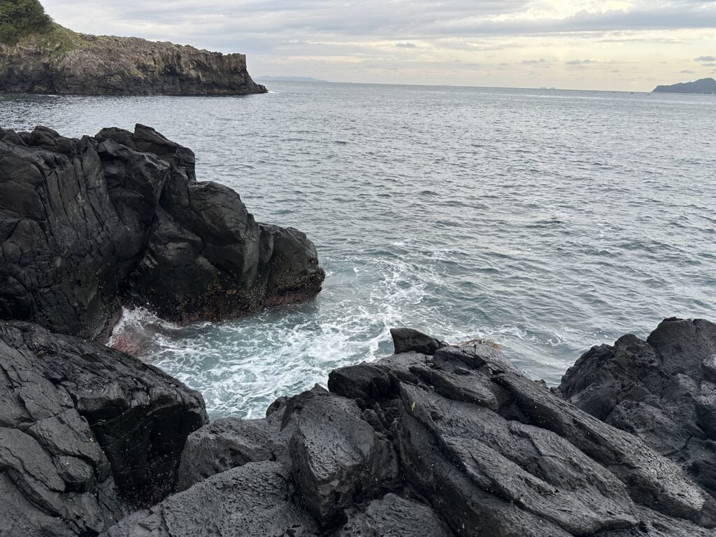 魚をランディングする時の磯の様子。高さがあり、足元を気をつける必要があることを実感させる画像