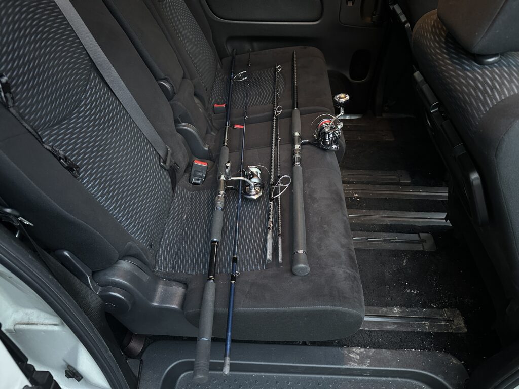 ツーピースロッドとスリーピースロッドをワンボックスカーの後部座席に横置きした状態