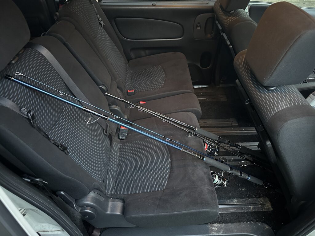 ツーピースロッドとスリーピースロッドをワンボックスカーの後部座席に立て掛けた状態