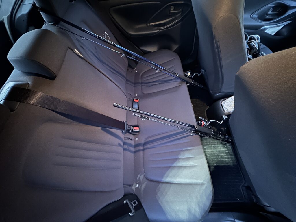 ツーピースロッドとスリーピースロッドをコンパクトカーの後部座席に立て掛けた状態