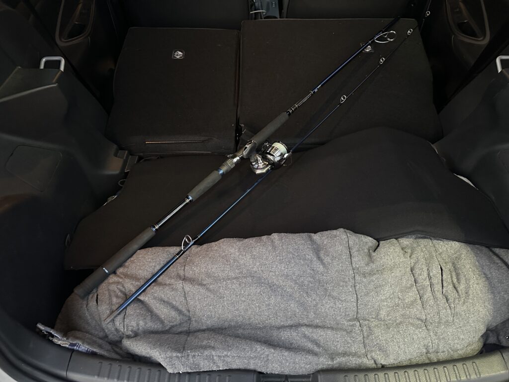 ツーピースロッドをコンパクトカーのトランクルームに横置きした状態