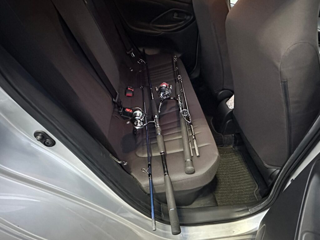 ツーピースロッドとスリーピースロッドをコンパクトカーの後部座席に横置きした状態