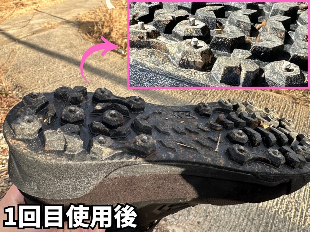 DS-2180を初めて履いた後の靴底確認。ピンの削れや曲がある。