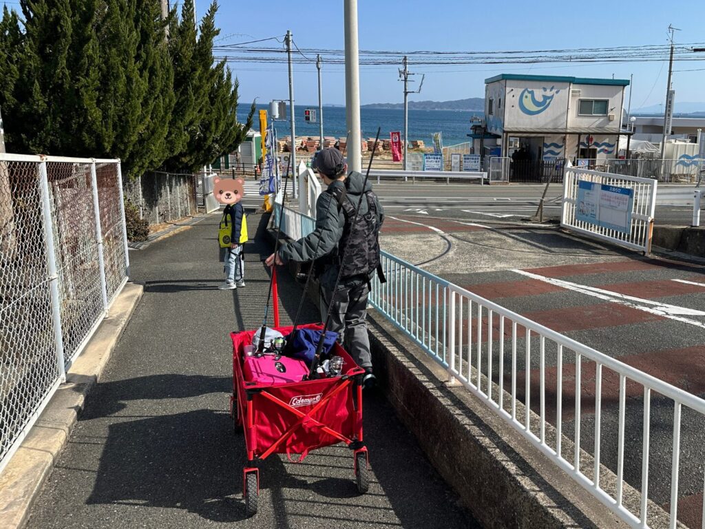 駐車場から海づり公園の釣り台まで、アウトドアワゴンで荷物を運搬