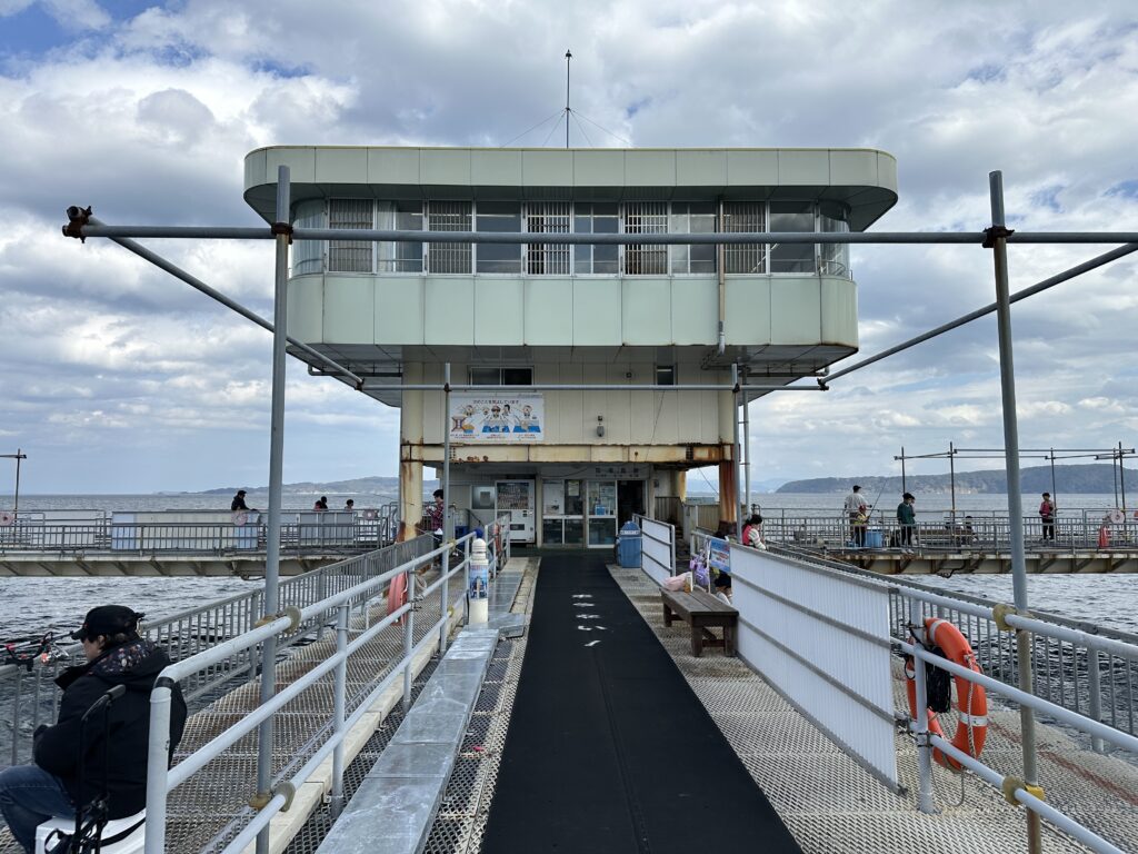 遠くから見た管理棟の全体図