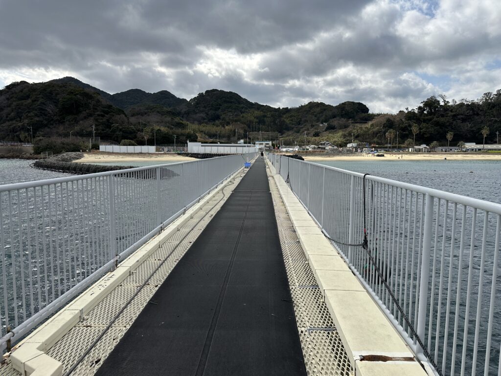 海づり公園の釣り場台までの長い通路