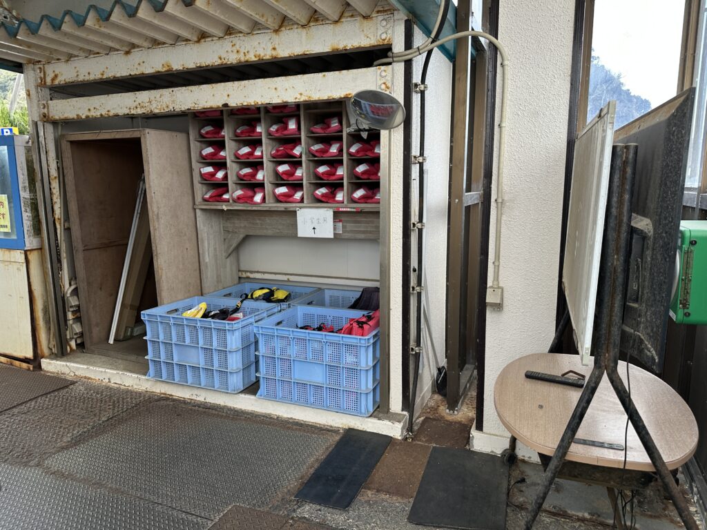 受付横の無料ライフジャケット貸出ポイント