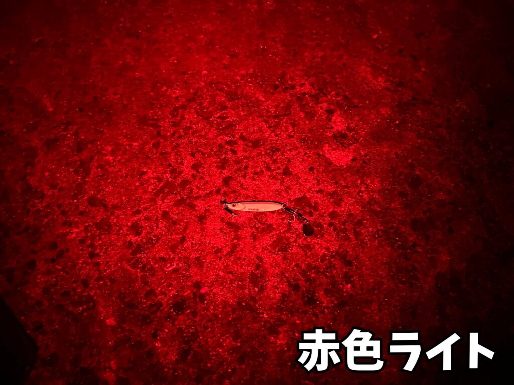 赤色LEDで手元のジグを照らしている画像