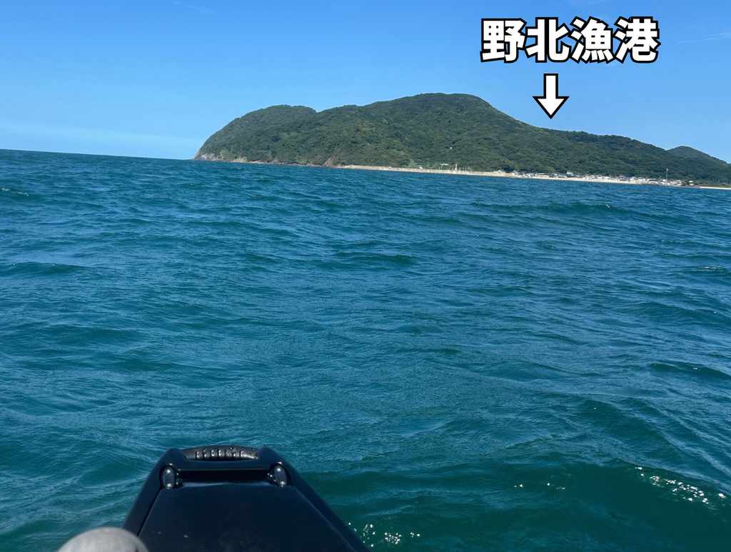 いつも釣りをしている野北漁港を会場から見ている