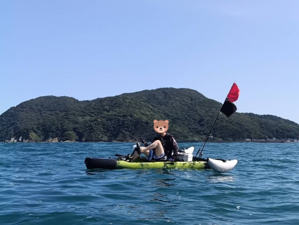 一人乗りのカヤックに乗って、海を疾走している様子