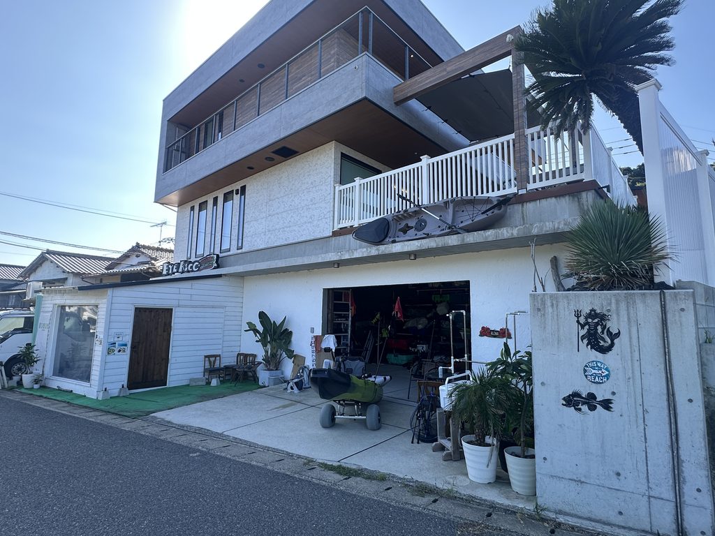 野北漁港の近くにあるカヤックレンタルのイトシマアイズ