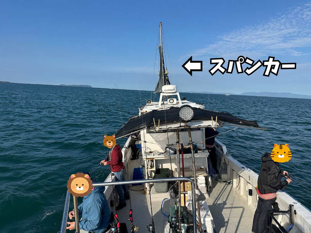 スパンカーを張って、両舷で釣りをしている様子