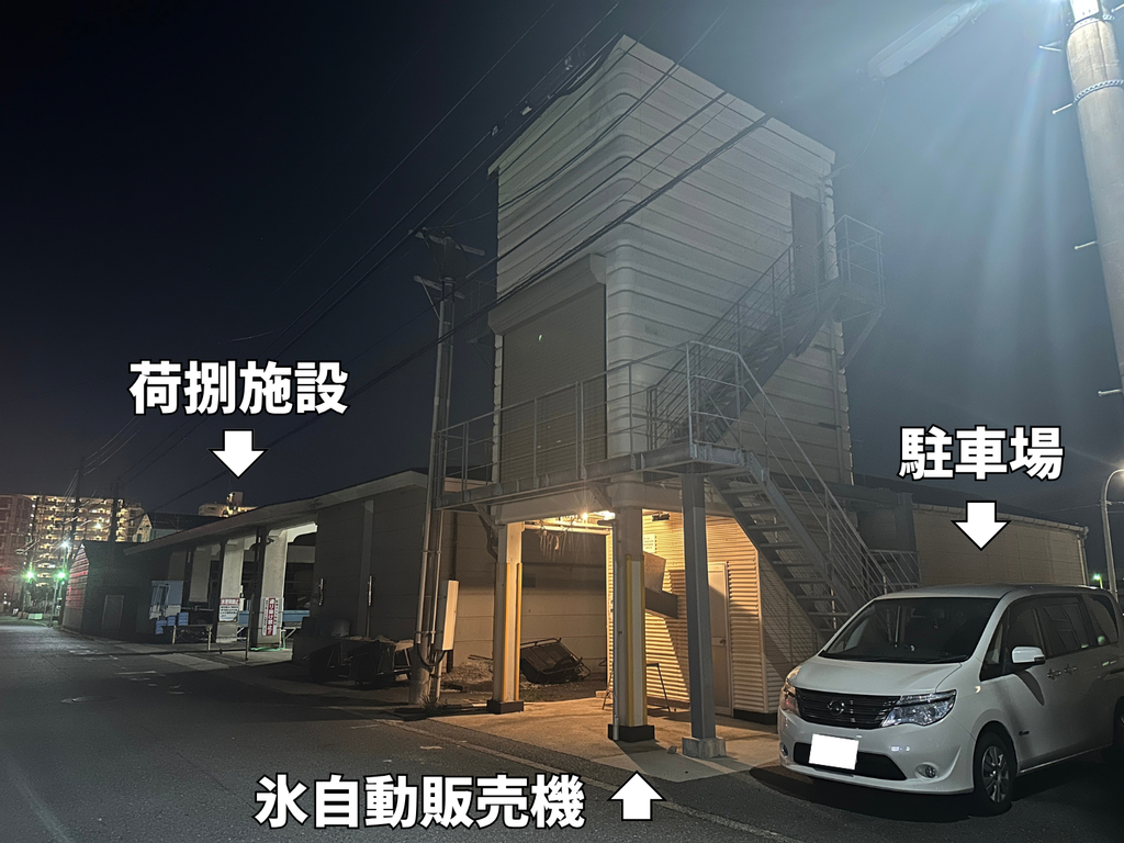 氷自動販売機の真横に駐車スペースあり