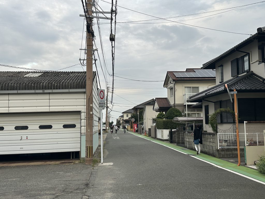 民家と荷捌き場の間の通り